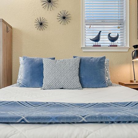 Retro Retreat In Dtsp - Explore The Downtown Area 圣彼得堡 外观 照片
