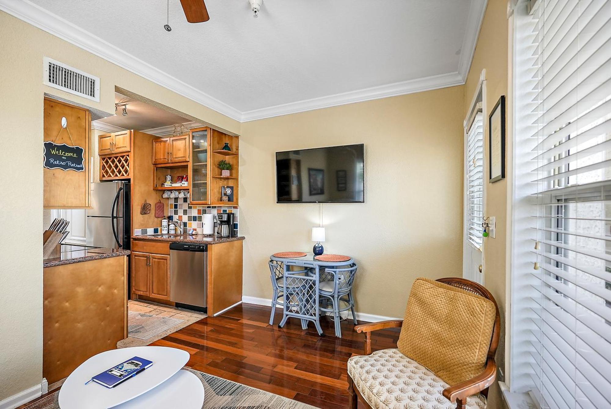 Retro Retreat In Dtsp - Explore The Downtown Area 圣彼得堡 外观 照片